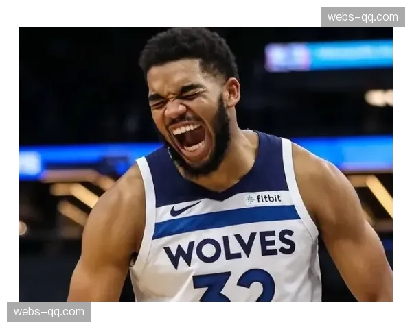 爱德华兹与文班亚马跳球趣事:裁判抛球偏向身高优势方 爱德华兹与文班亚马跳球趣事:裁判抛球偏向身高优势方