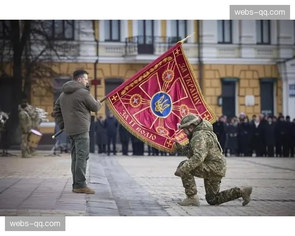 特写：终场哨响，即将退役的沙尔克老将跪地亲吻主场草皮