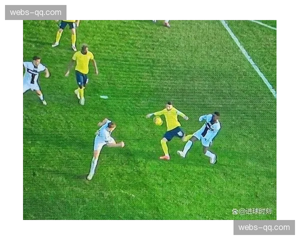 VAR长时间回看后确认，斯特拉斯堡球员在角球防守中手球，判罚点球